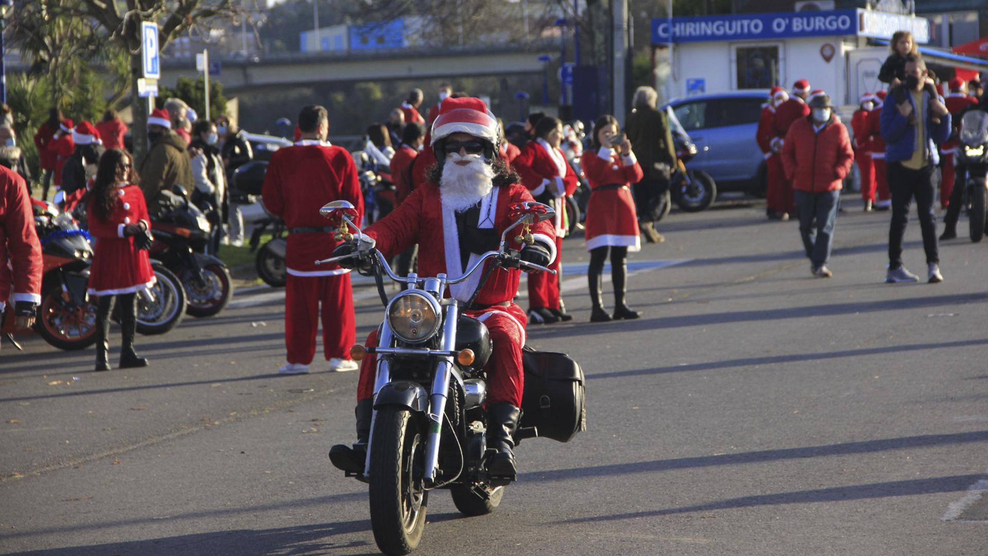 Un Papá Noel sobre dos ruedas en la explanada de O Burgo, en Culleredo. Foto: Cedida