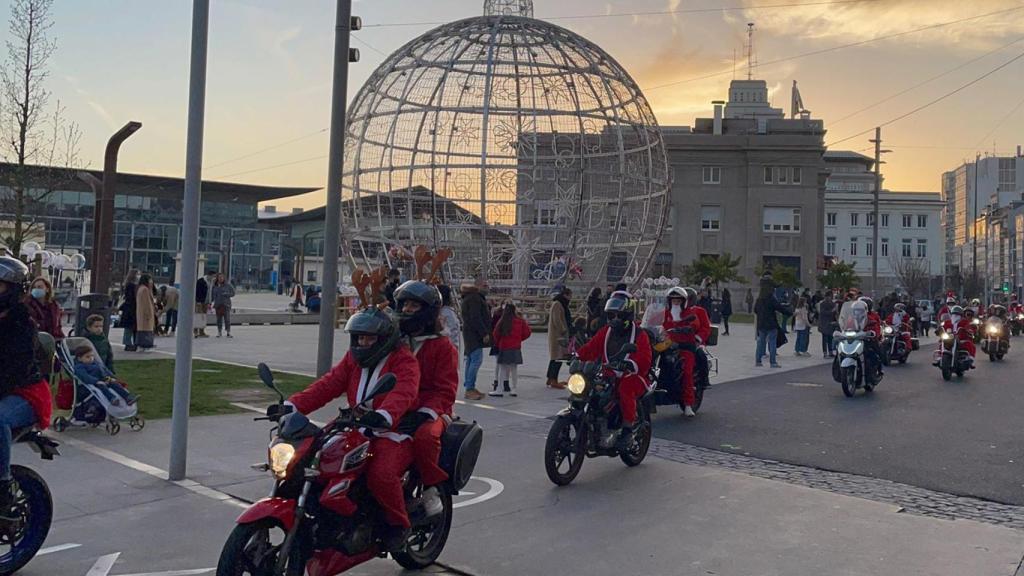 La ‘Papanoelada motera’ a su paso por la Marina. Foto: Quincemil