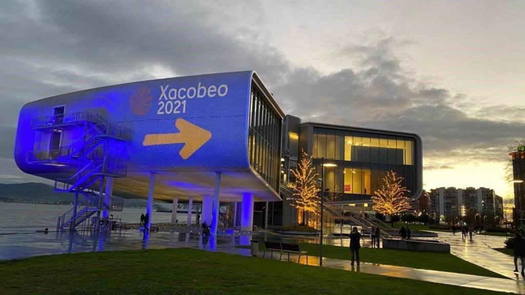 Edificio iluminado por la iniciativa ‘Acende o Xacobeo’.