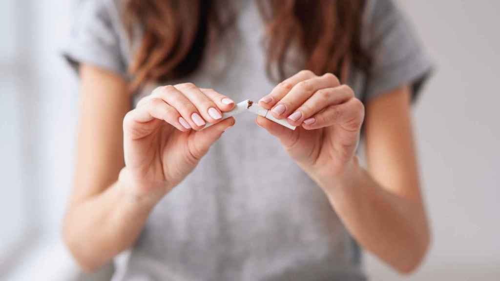 Una mujer con un cigarrillo.