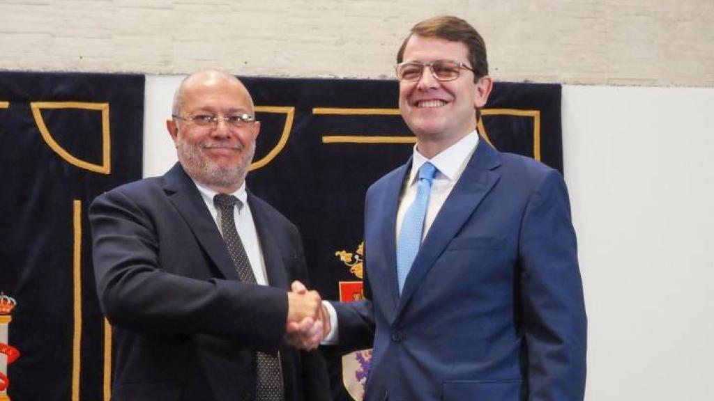 Francisco Igea junto a Mañueco en julio de 2019, día en el que firmaron el acuerdo de Gobierno. EP