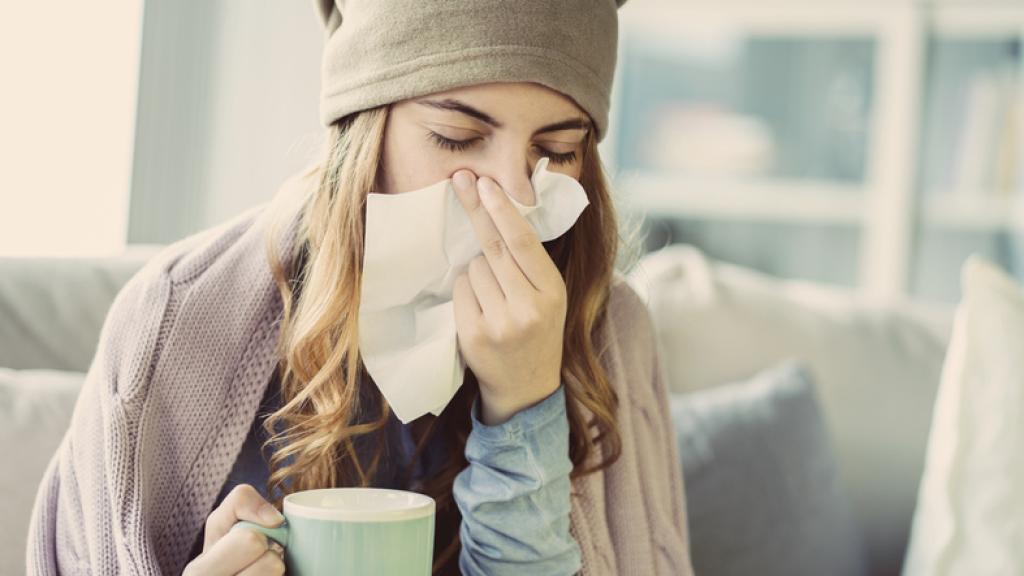 Una joven con congestión nasal.