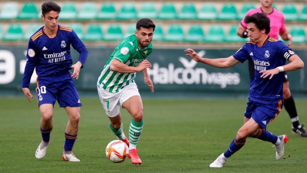 Sergio Arribas, presionando junto a Carlos Dotor en el partido frente al Real Betis.