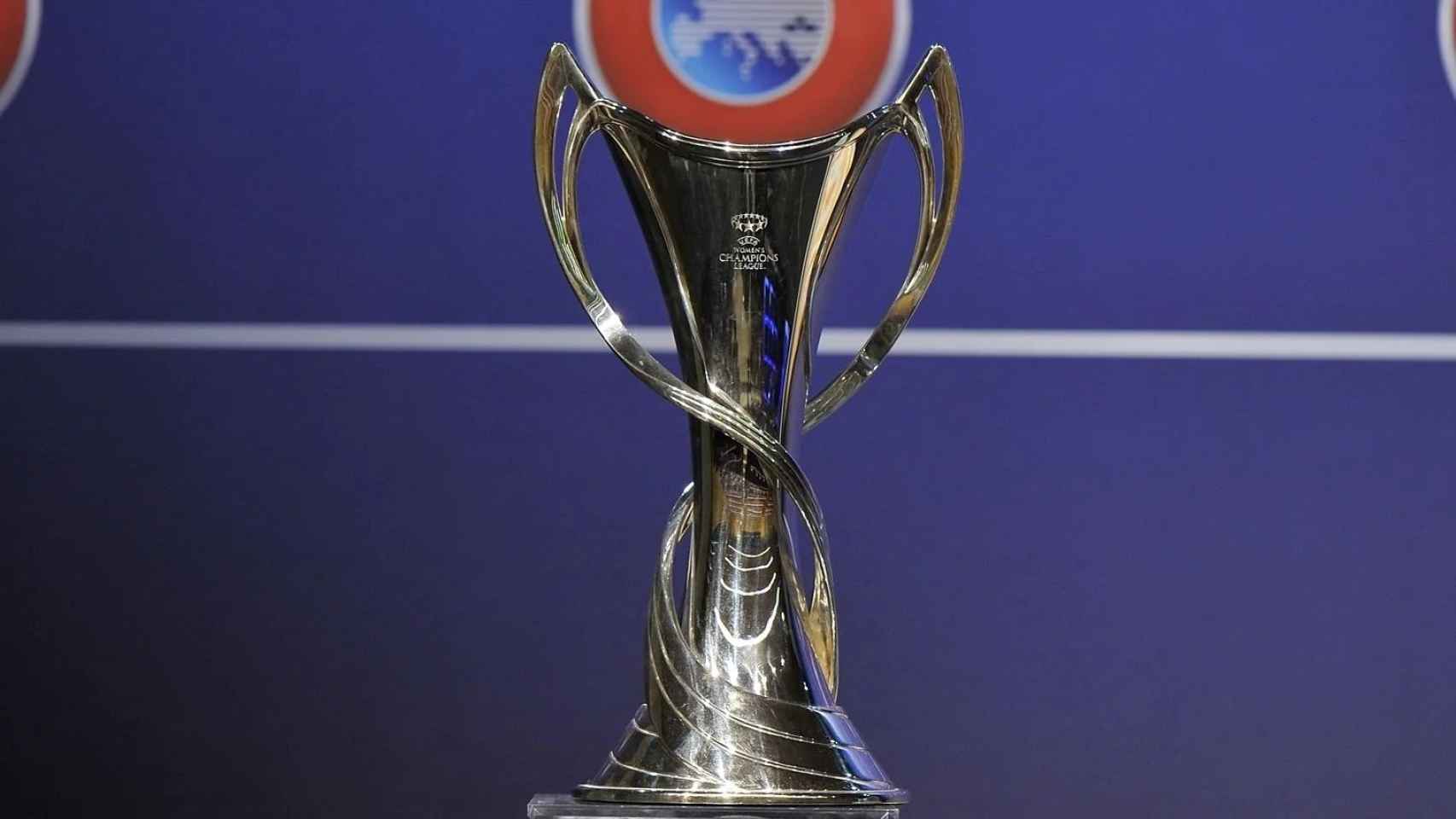 El trofeo de la UEFA Women's Champions League.