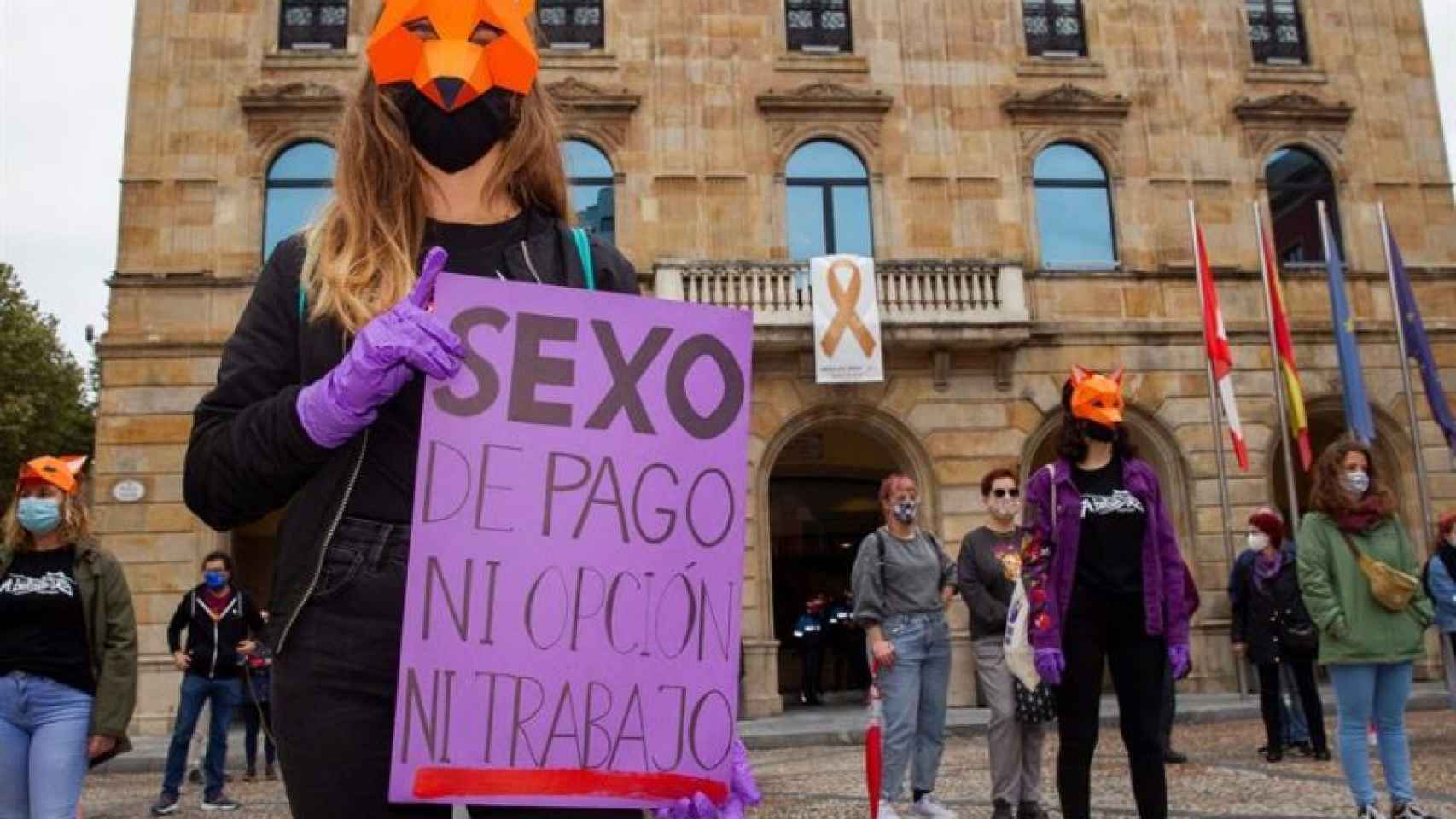 Concentración convocada por varias asociaciones feministas para reclamar la abolición de la prostitución, en la plaza Mayor de Gijón.