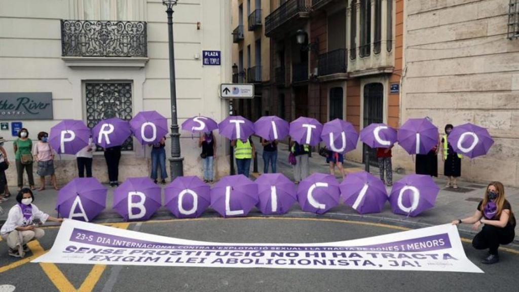 Concentración del Front Abolicionista de Comunitat Valenciana para exigir una ley que acabe con el sistema prostitucional.