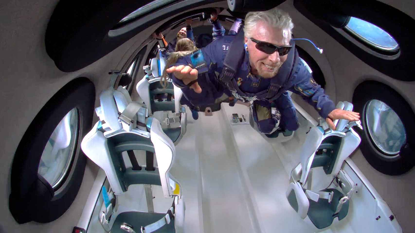 Richard Branson en el primer vuelo espacial de Virgin Galactic