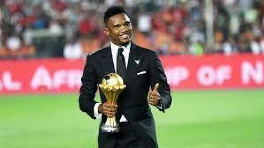 Samuel Eto'o, con el trofeo de la Copa de África.