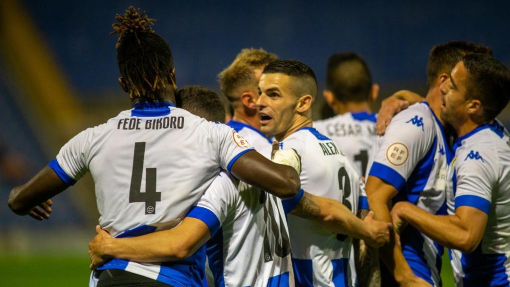 El equipo en mitad de la celebración de un gol.