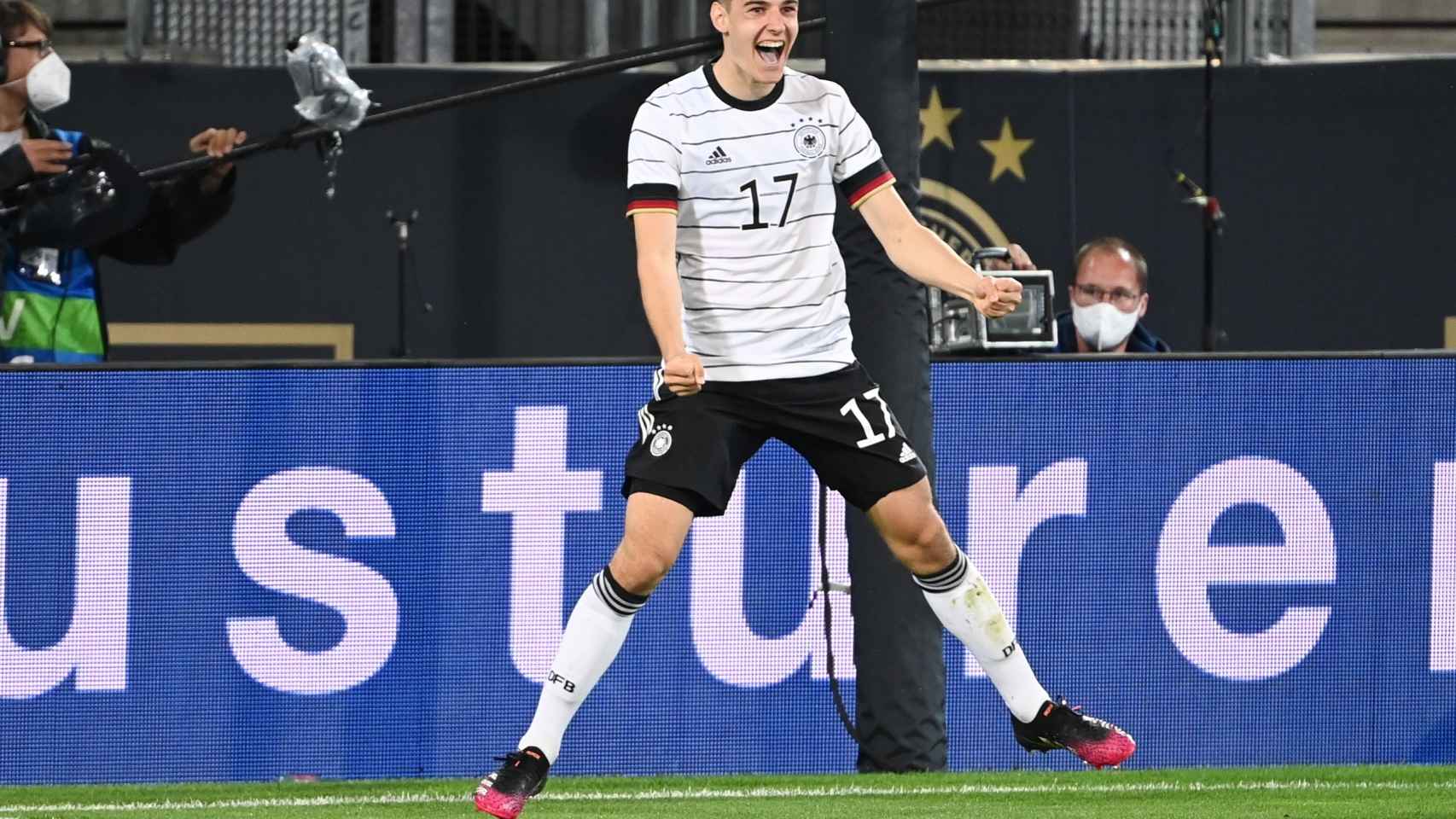 Florian Neuhaus celebra un gol con Alemania.