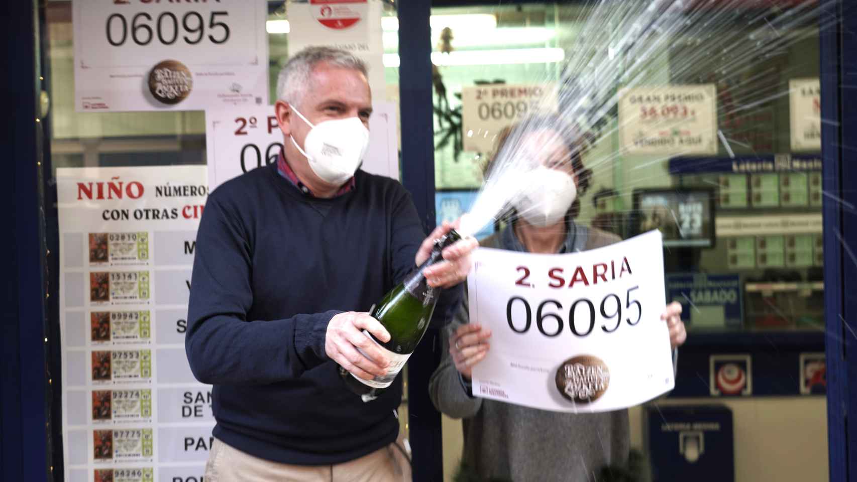 Dos loteros celebran haber vendido un segundo premio de la lotería de Navidad.