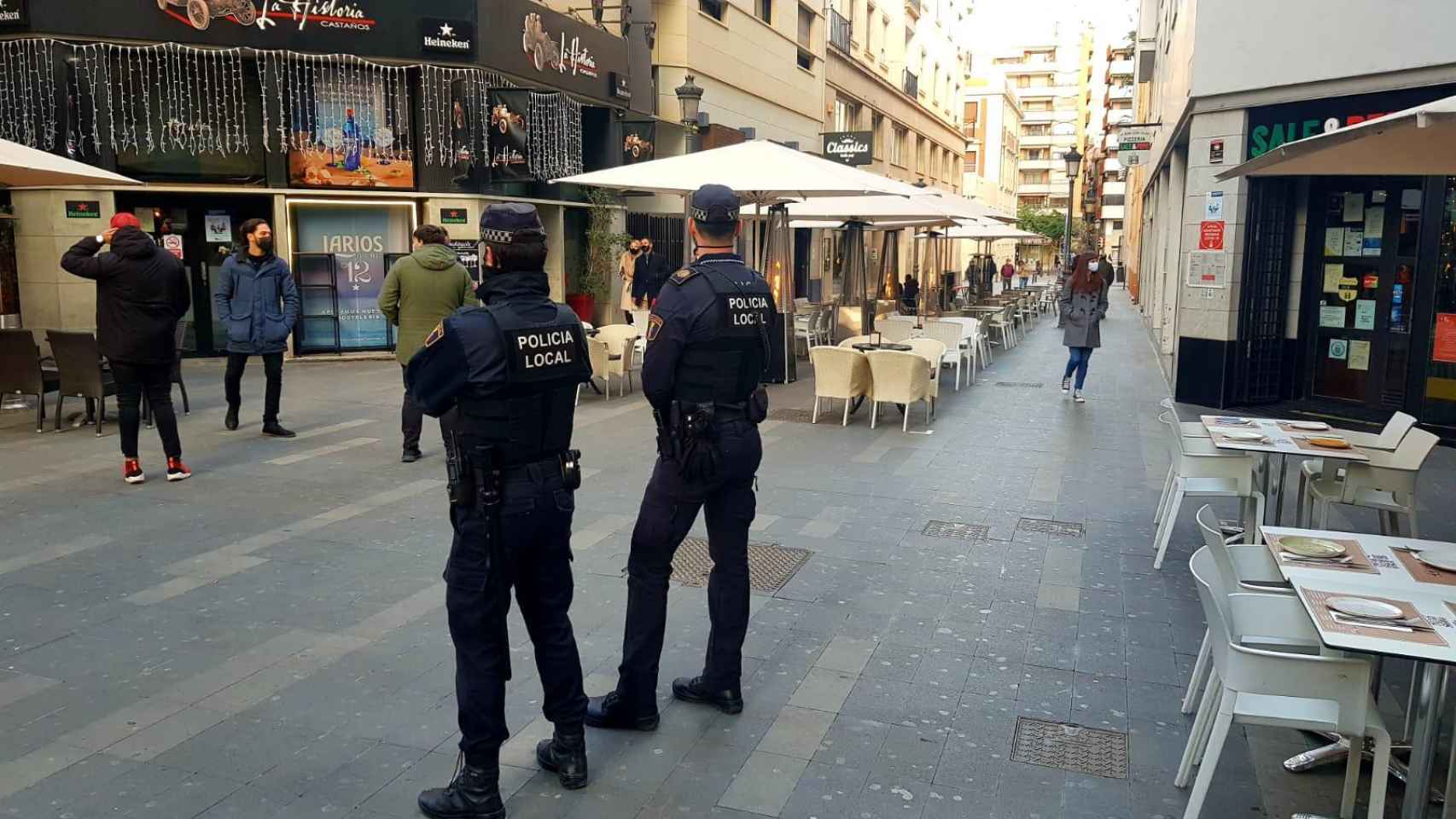 Control policial en la calle Castaños de Alicante, afectada por la primera sentencia de la ZAS.