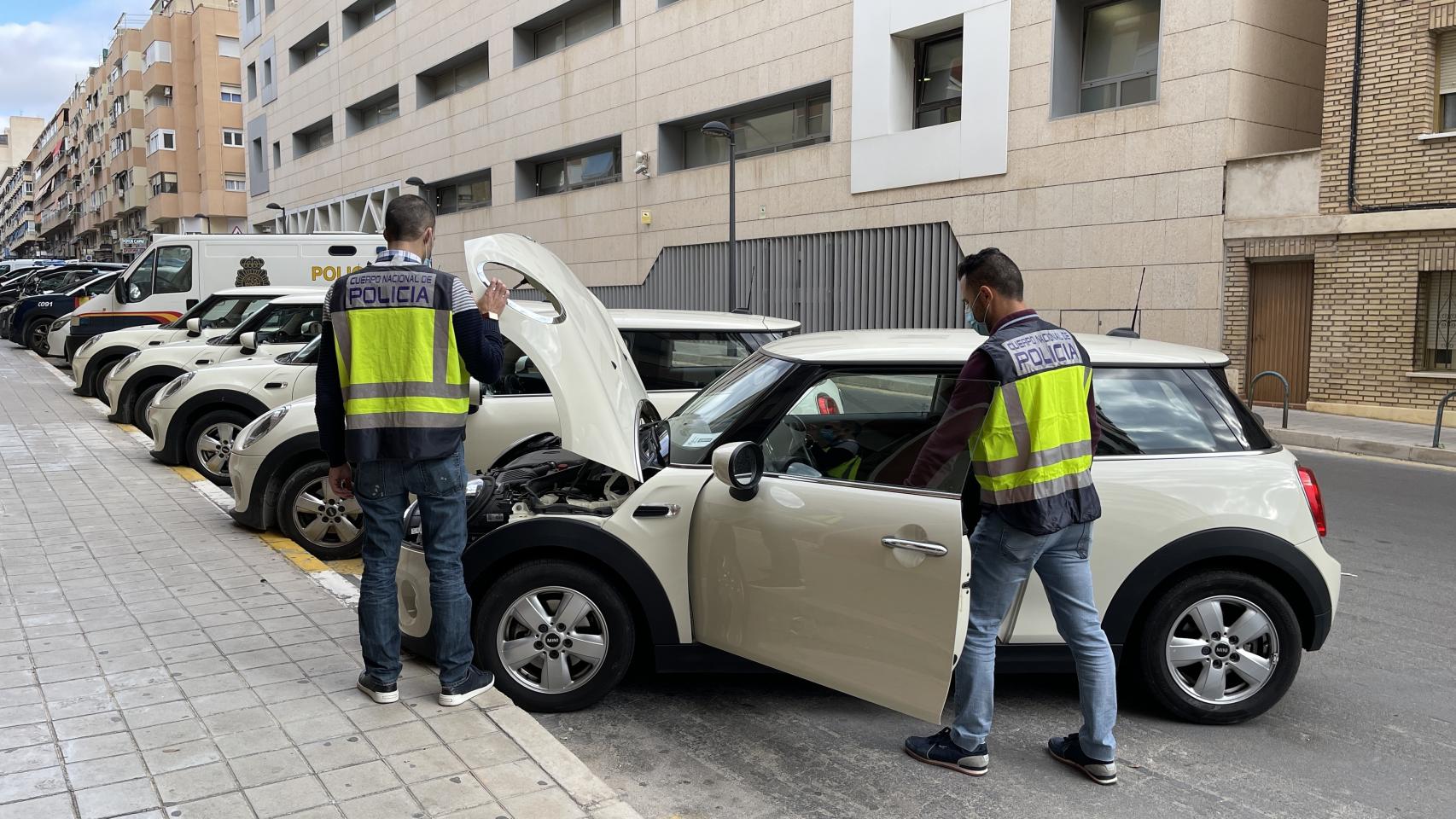 La Policía Nacional detiene a dos empresarios que robaron seis coches alquilados a largo plazo.