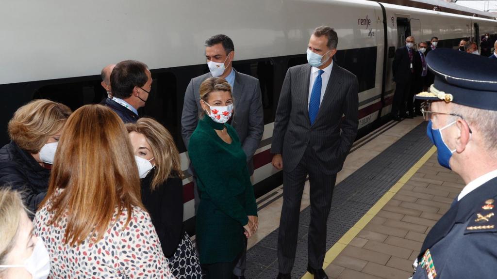 El Rey Felipe VI y el presidente del Gobierno, Pedro Sánchez en la estación de tren de Zamora