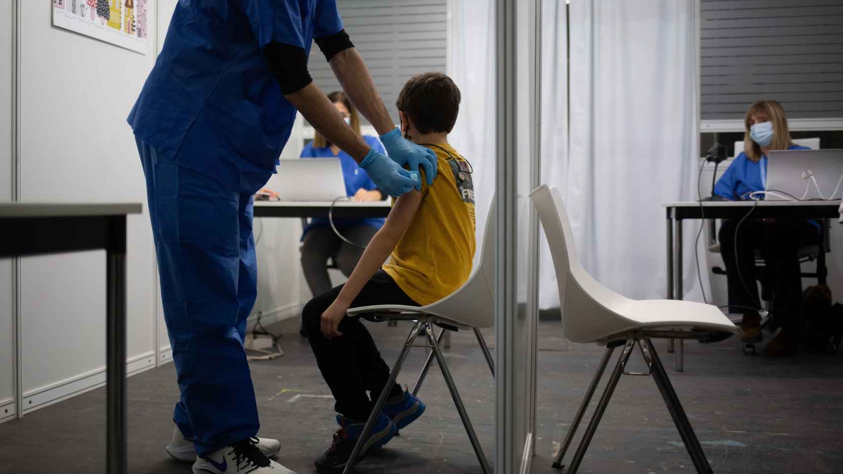 Un niño recibe la vacuna contra el Covid-19 en España. Efe
