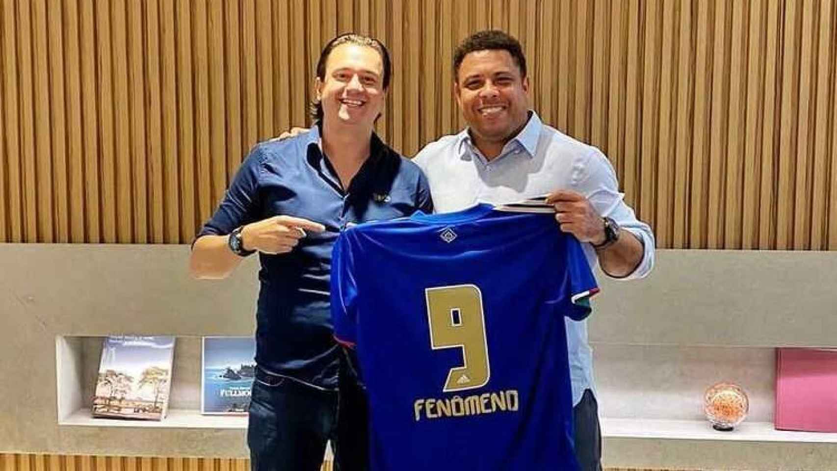 Ronaldo Nazario posa tras hacer oficial su compra del Cruzeiro.
