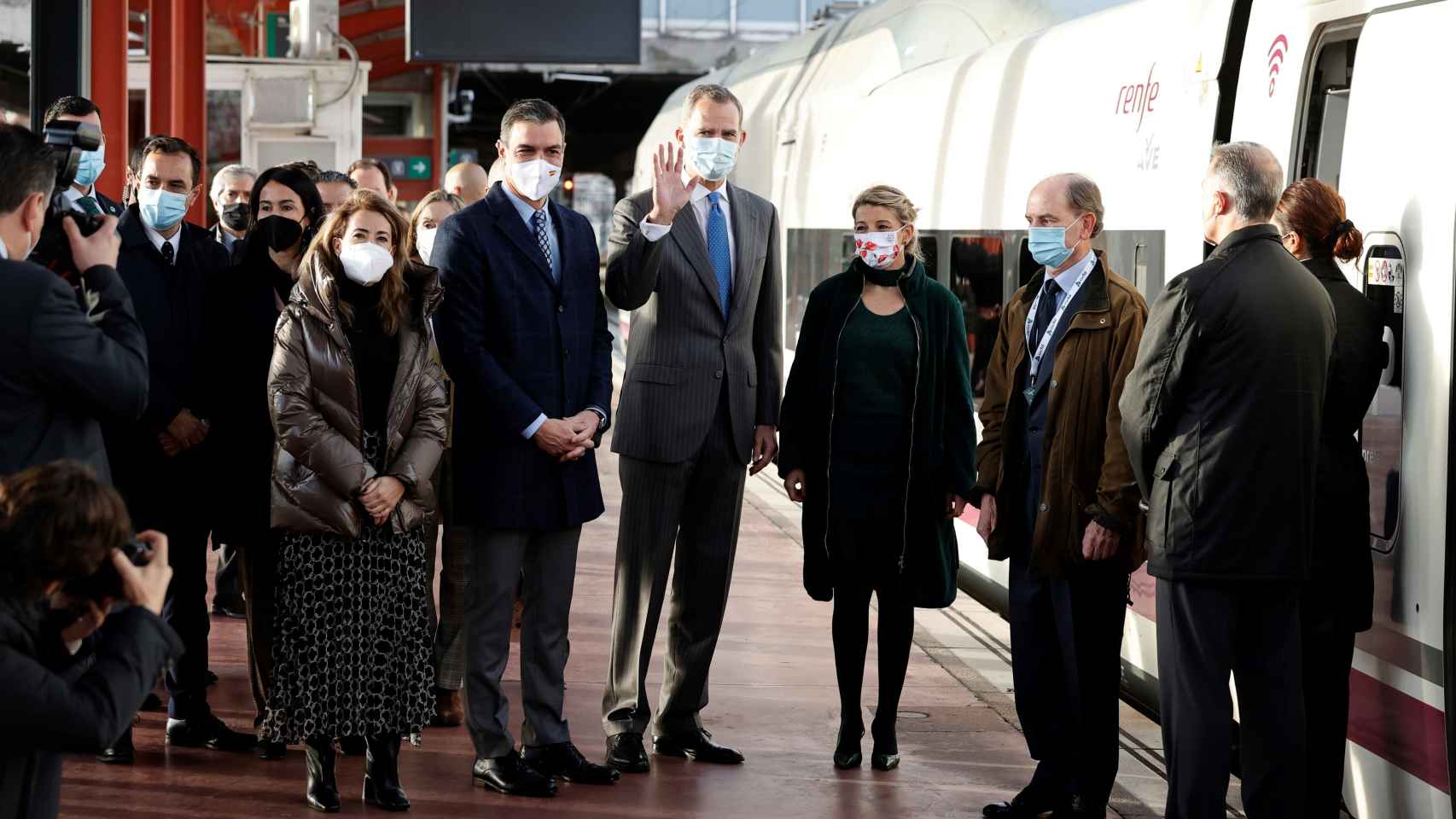 El Rey, Pedro Sánchez, Yolanda Díaz y Raquel Sánchez en la estación de Atocha este lunes, rumbo a Galicia.