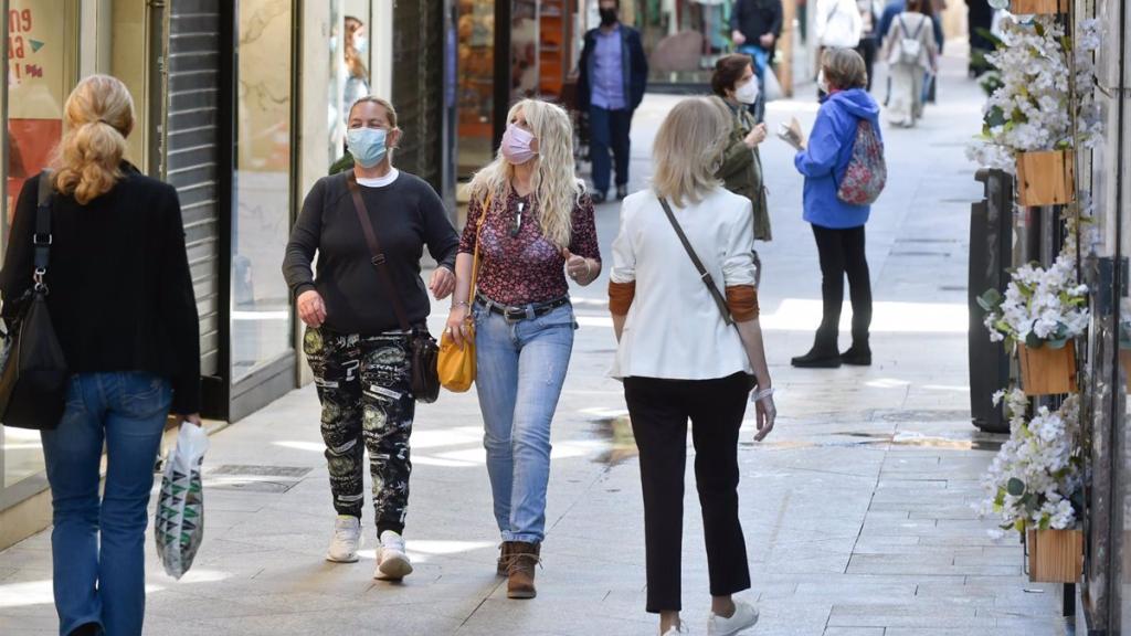 Personas con mascarilla.