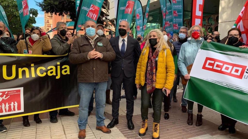 Representantes de Unidas Podemos, en una movilización contra el ERE de Unicaja