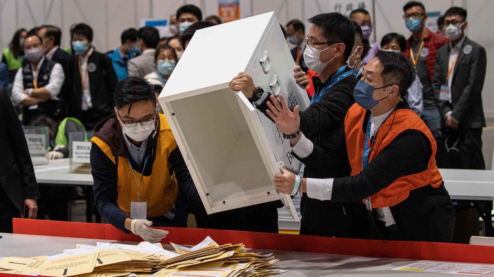 El inicio del conteo de los votos en las elecciones de Hong Kong.