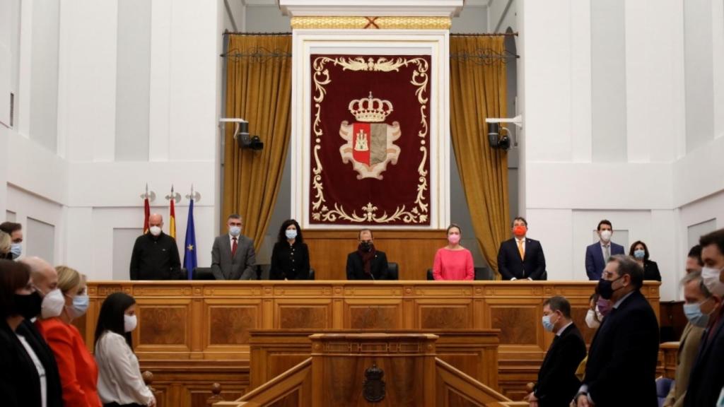 Minuto de silencio de las Cortes de Castilla-La Mancha. (Foto: Cortes LCM)