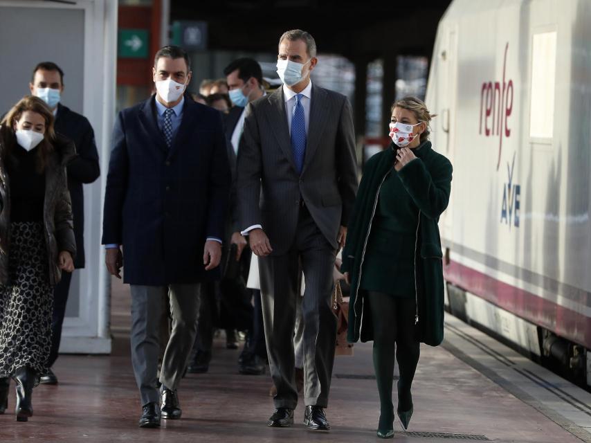 Yolanda Díaz, a la derecha de la imagen vestida de verde, junto al rey Felipe VI, el presidente Pedro Sánchez y la ministra de Transportes, Raquel Sánchez.