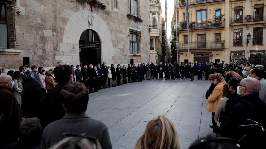 Tres minutos de silencio convocados por el Consell para condenar el asesinato en Torrevieja.