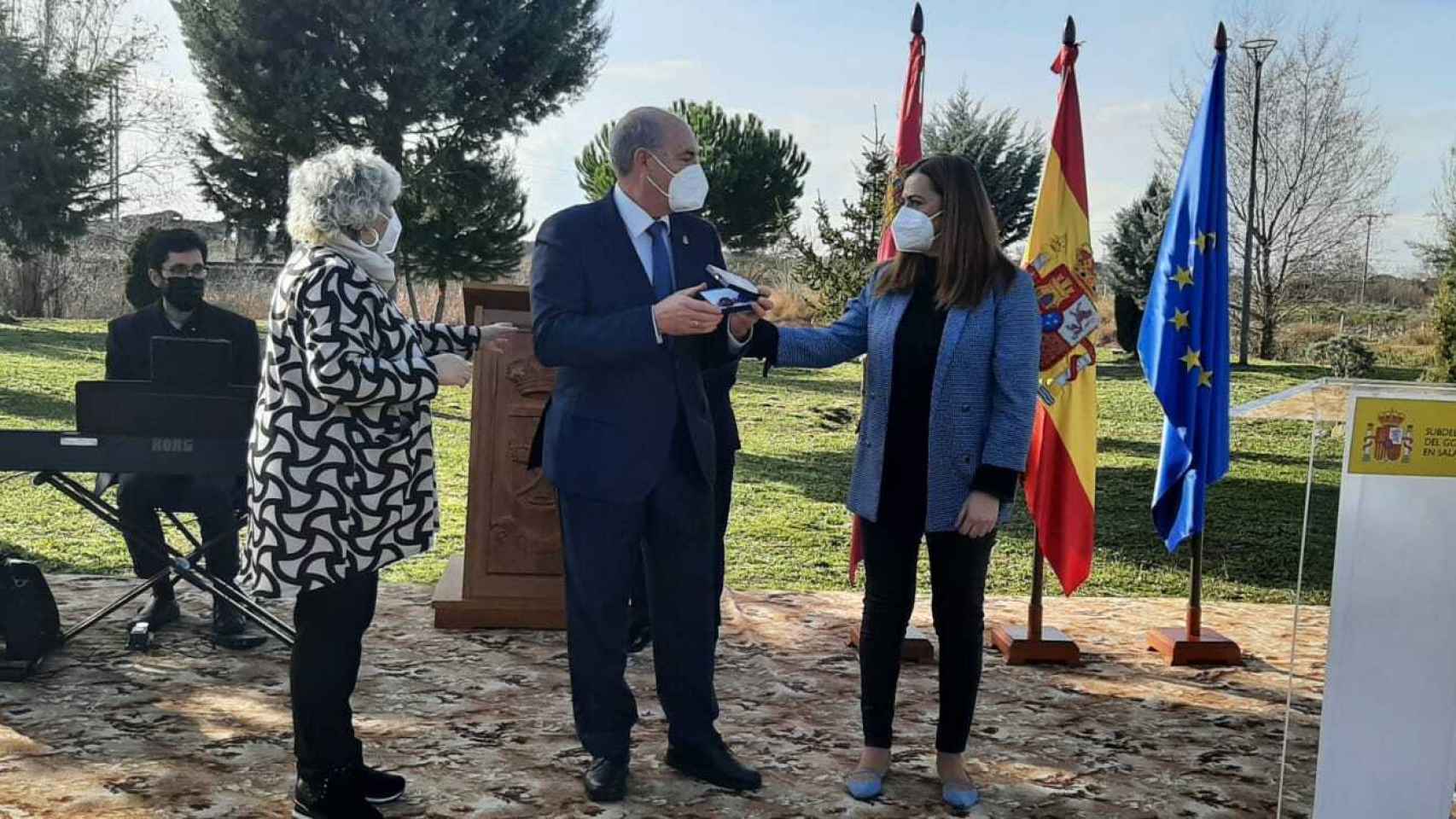 Manuel Rufino, alcalde de La Fuente de San Esteban, recibe la Medalla al Mérito de manos de la delegada del Gobierno, Virginia Barcones.