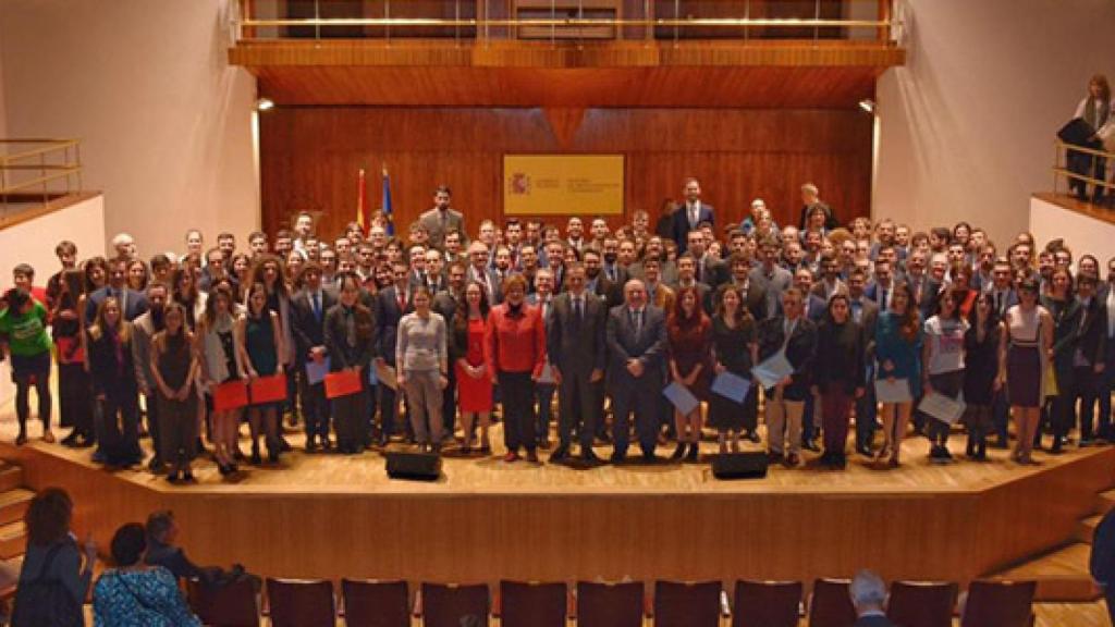 Foto de familia de los galardonados con Premio Nacional Fin de Carrera.