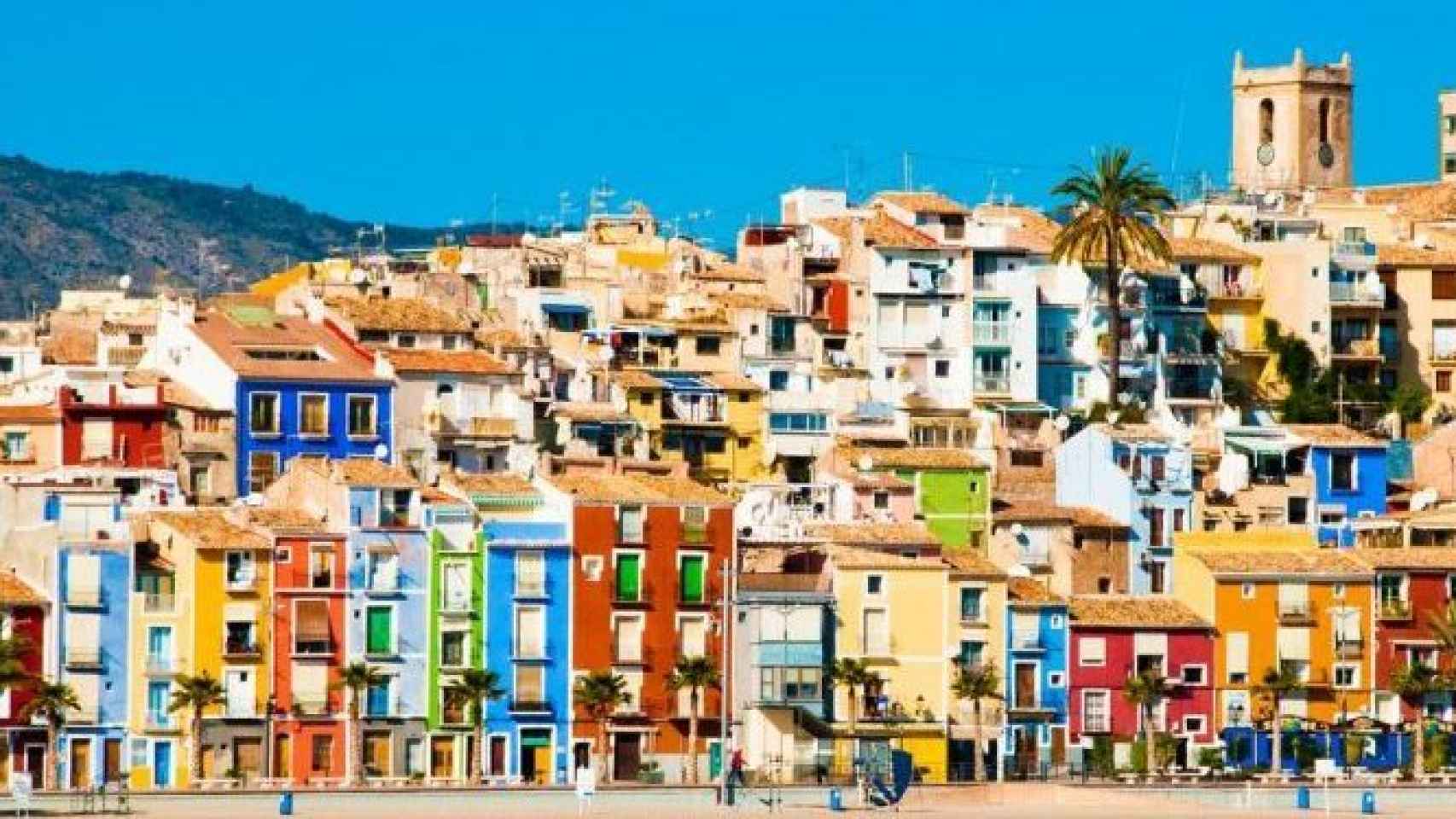 Las famosas casitas de colores que dan al litoral de La Vila Joiosa.