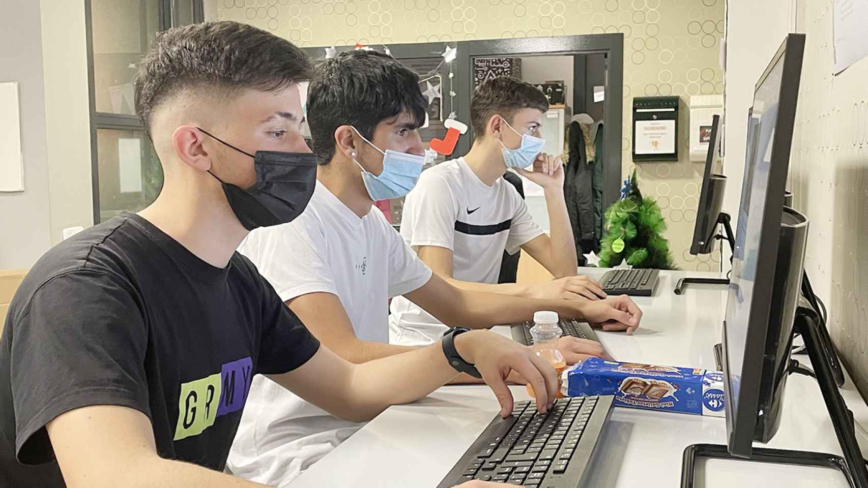 Jóvenes de Carbajosa accediendo al uso de los ordenadores públicos.