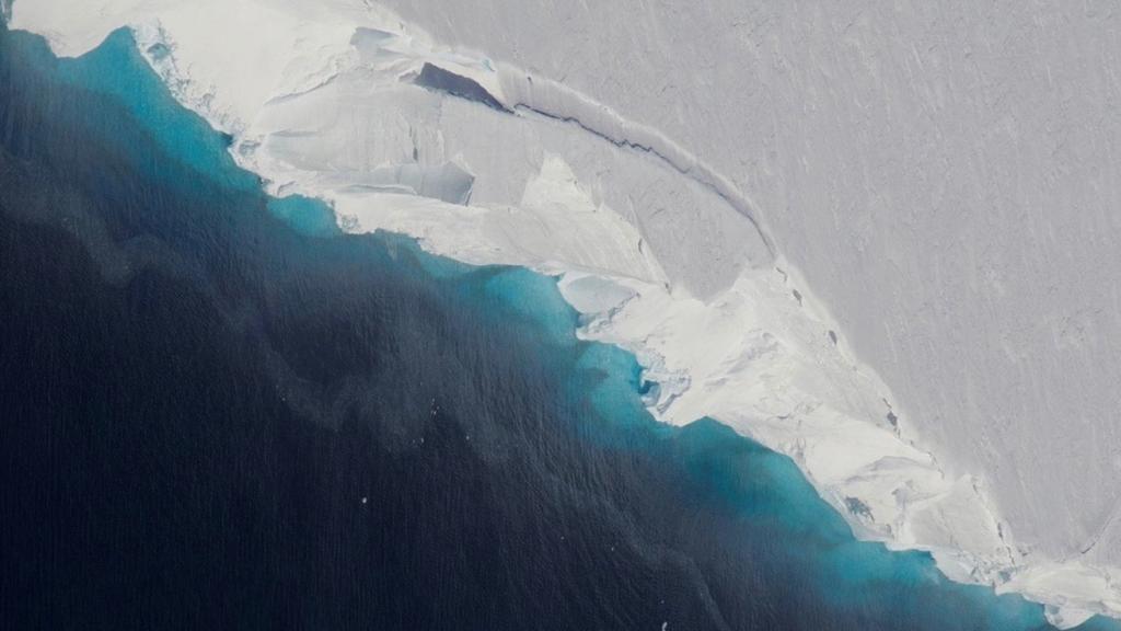 Vista aérea de una de las grietas del glaciar Thwaites.