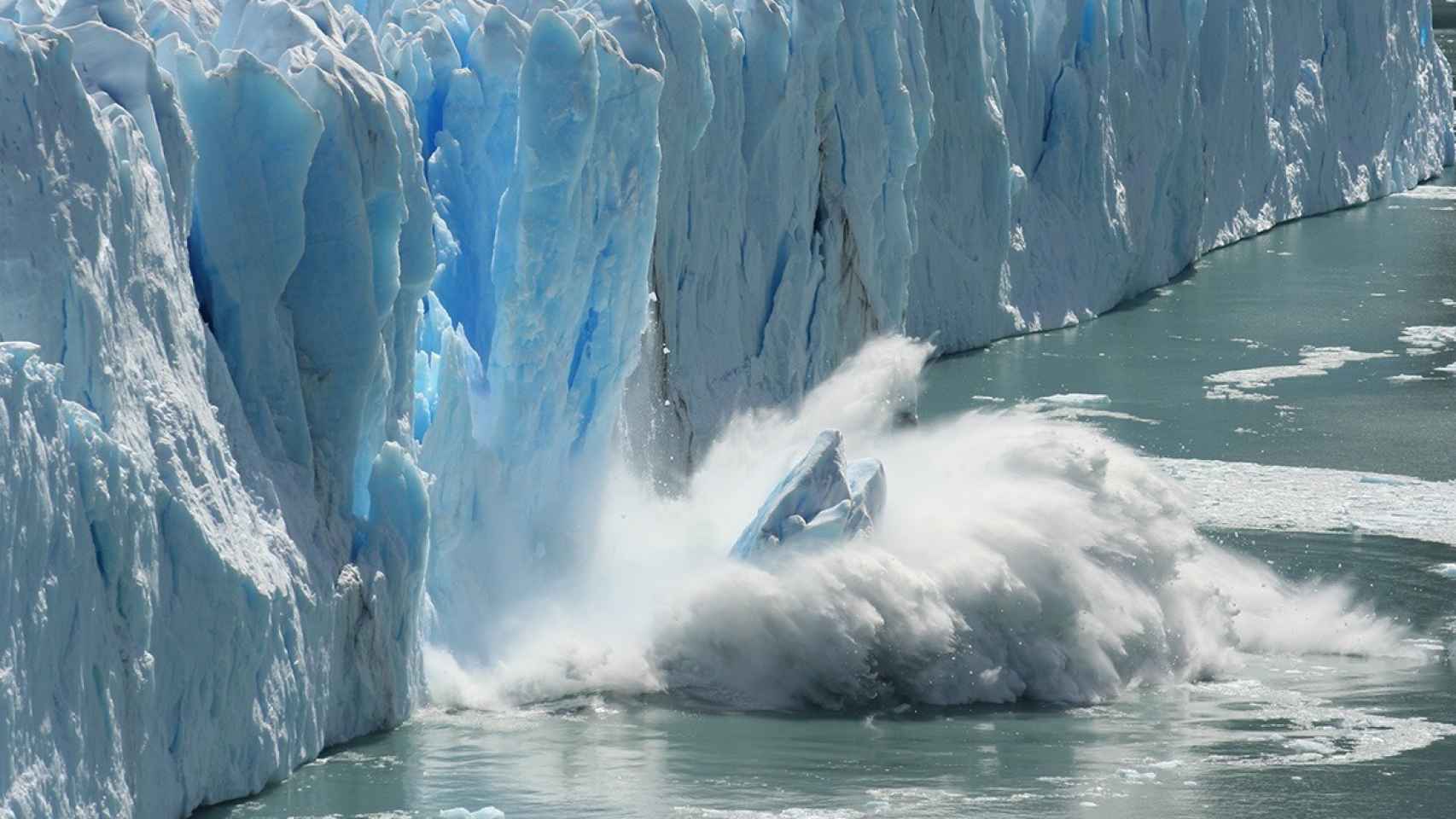 El hielo de la Antártida derritiéndose y cayendo al mar.