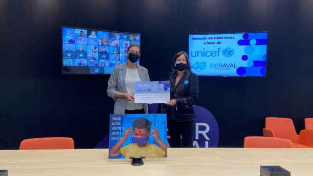 La presidenta de UNICEF en Castilla y León recibe el cheque de manos de Iberaval.