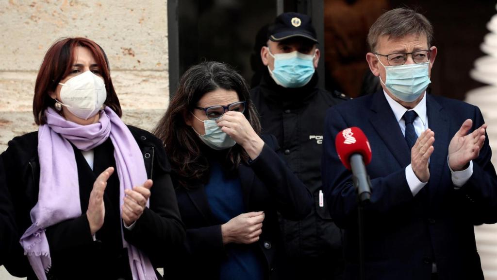 El president de la Generalitat, Ximo Puig, la vicepresidenta, Mónica Oltra (c), y la la consellera de Calidad Democrática, Rosa Pérez Garijo, durante los tres minutos de silencio convocados por el Consell.