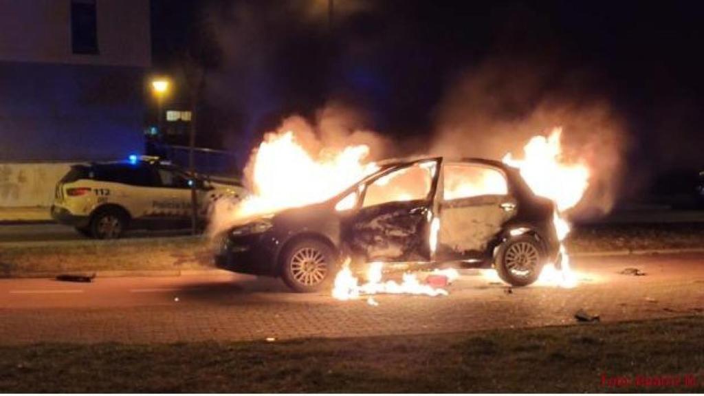 Imagen de uno de los vehículos calcinados. Fotografía: Policía Local