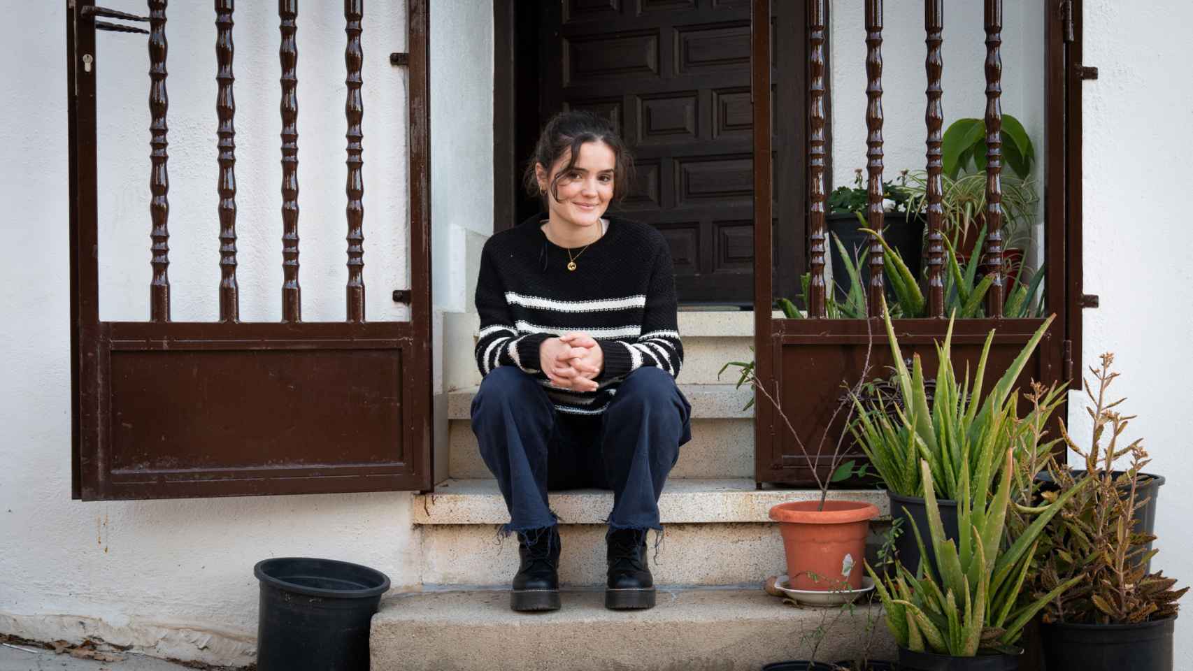 Vera en la puerta de su casa en Villanueva de la Vera.
