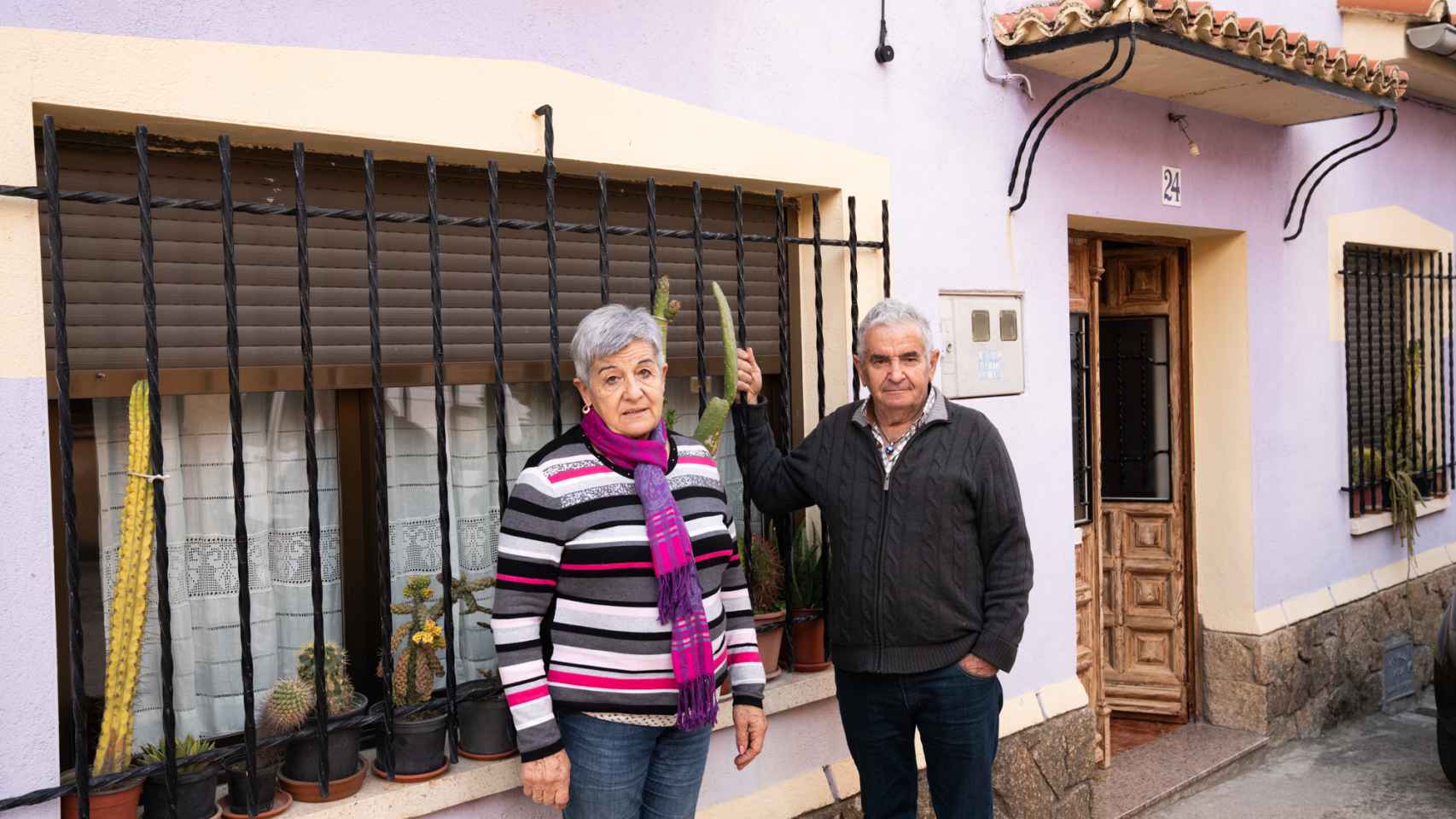Teresa Santos y Pedro García en la puerta de su casa en Villanueva de la Vera.
