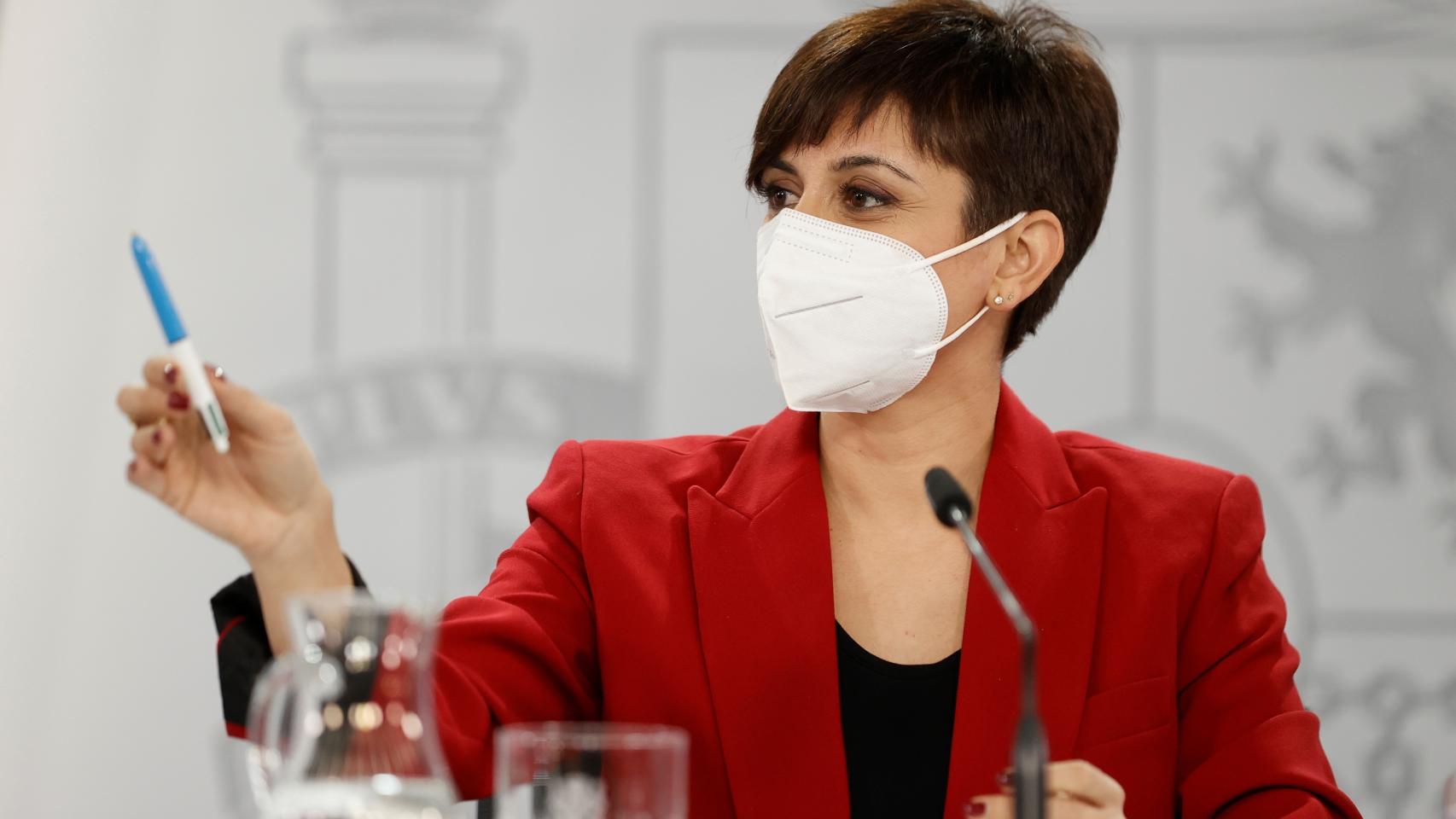 Isabel Rodríguez, con la mascarilla siempre que no le tocaba hablar, en la rueda de prensa del Consejo de Ministros.