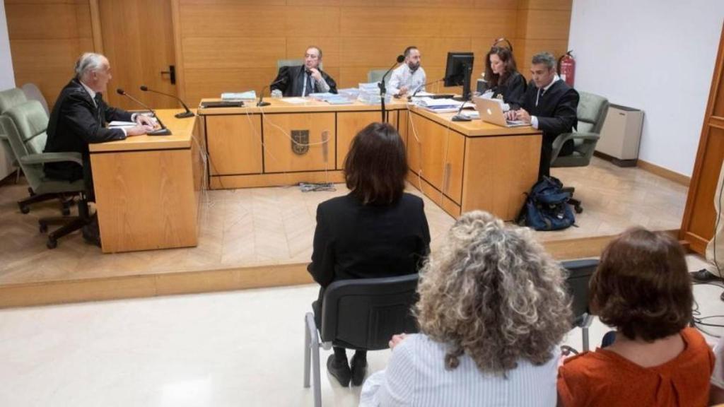 El juez Piñar, al fondo, durante el juicio a Juana Rivas.