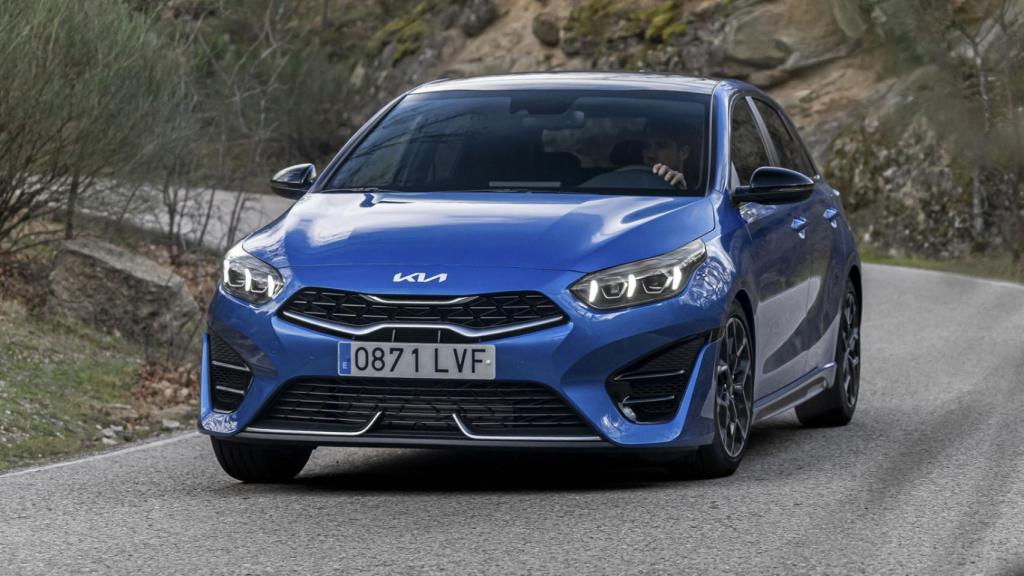 El frontal del Kia Ceed 2022 ha sido renovado con nuevos faros y paragolpes.