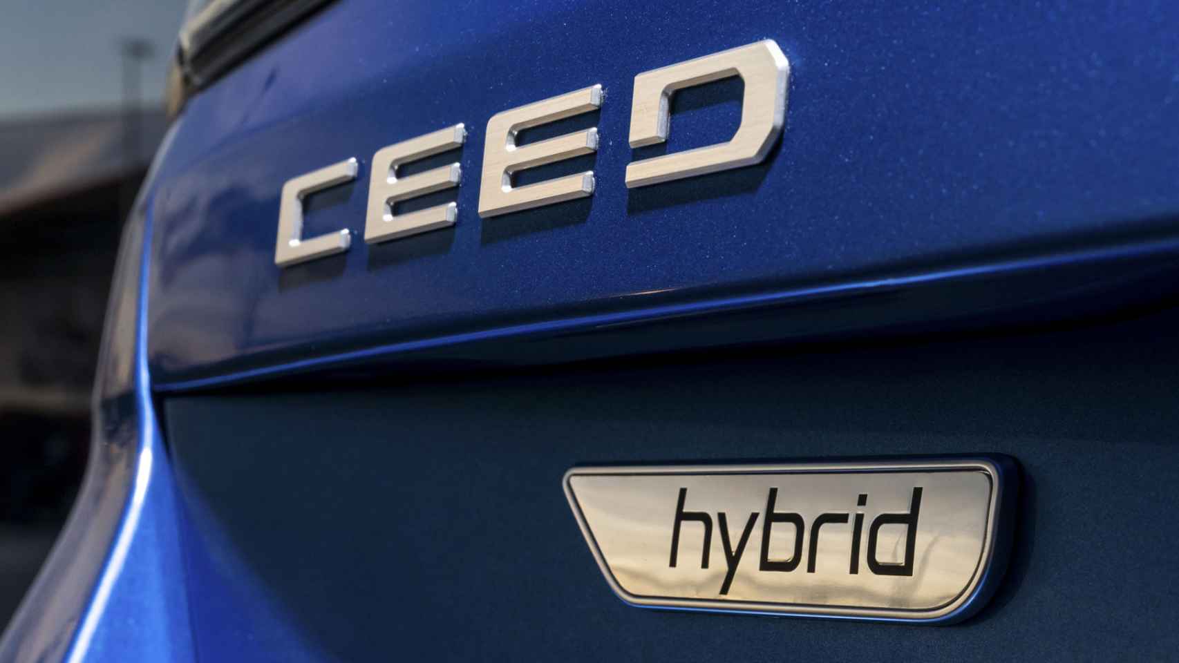 El Kia Ceed presenta versiones con hibridación ligera.
