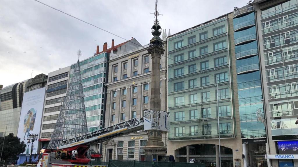 Instalación del reloj en el Obelisco.