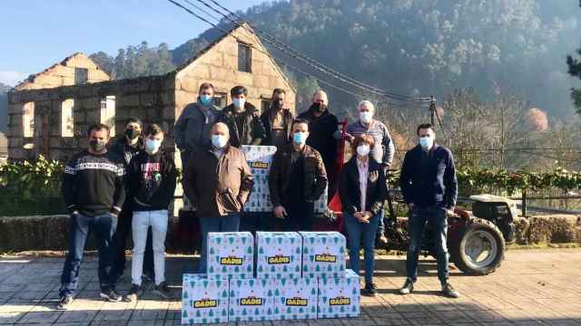 Entrega de las cestas de Navidad en Cans.