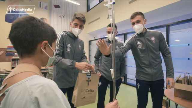 Jugadores del Celta visitan a los niños ingresados en el Álvaro Cunqueiro por Navidad