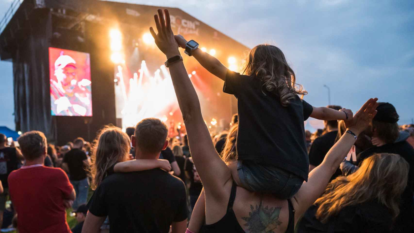 Un niño disfrutando de un concierto en una imagen de archivo.