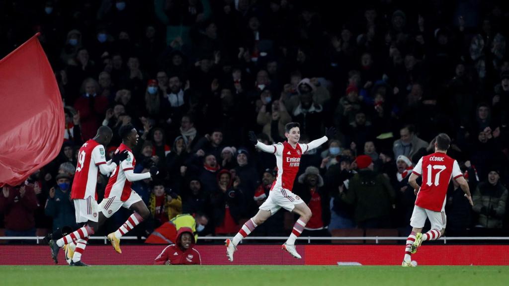 Charlie Patiño celebra su primer gol con el Arsenal