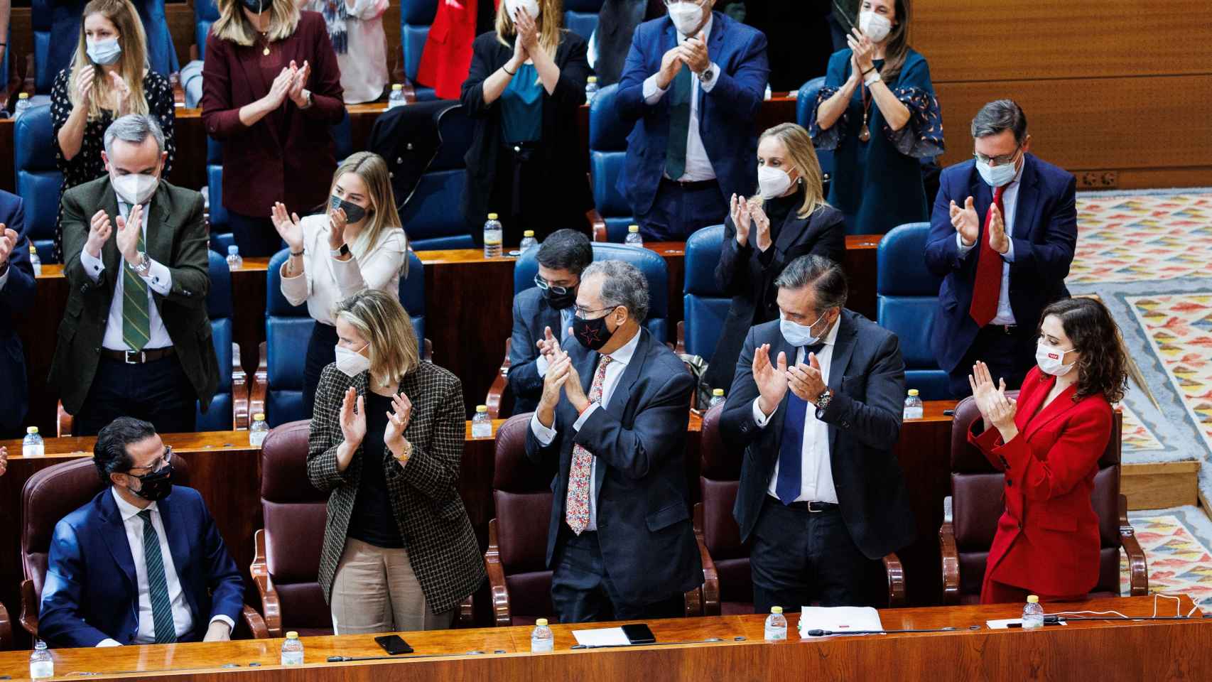 La presidenta de la Comunidad de Madrid, Isabel Díaz Ayuso, y sus diputados aplauden a el consejero de Hacienda, Economía y Empleo, Javier Fernández-Lasquetty.