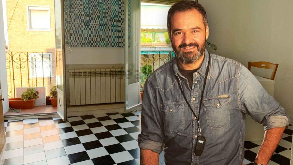 Antonio Pardo junto al salón del estudio en el que vivió en Carabanchel, en un montaje de Jaleos.