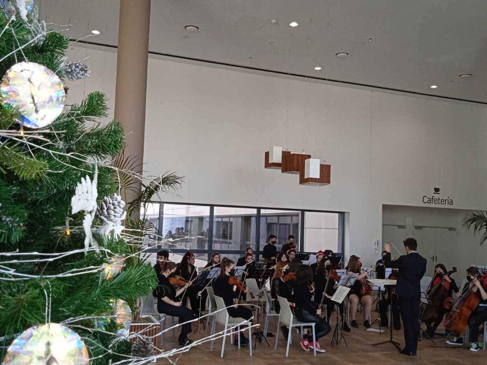 Concierto de Navidad en el hall del Hospital de Salamanca